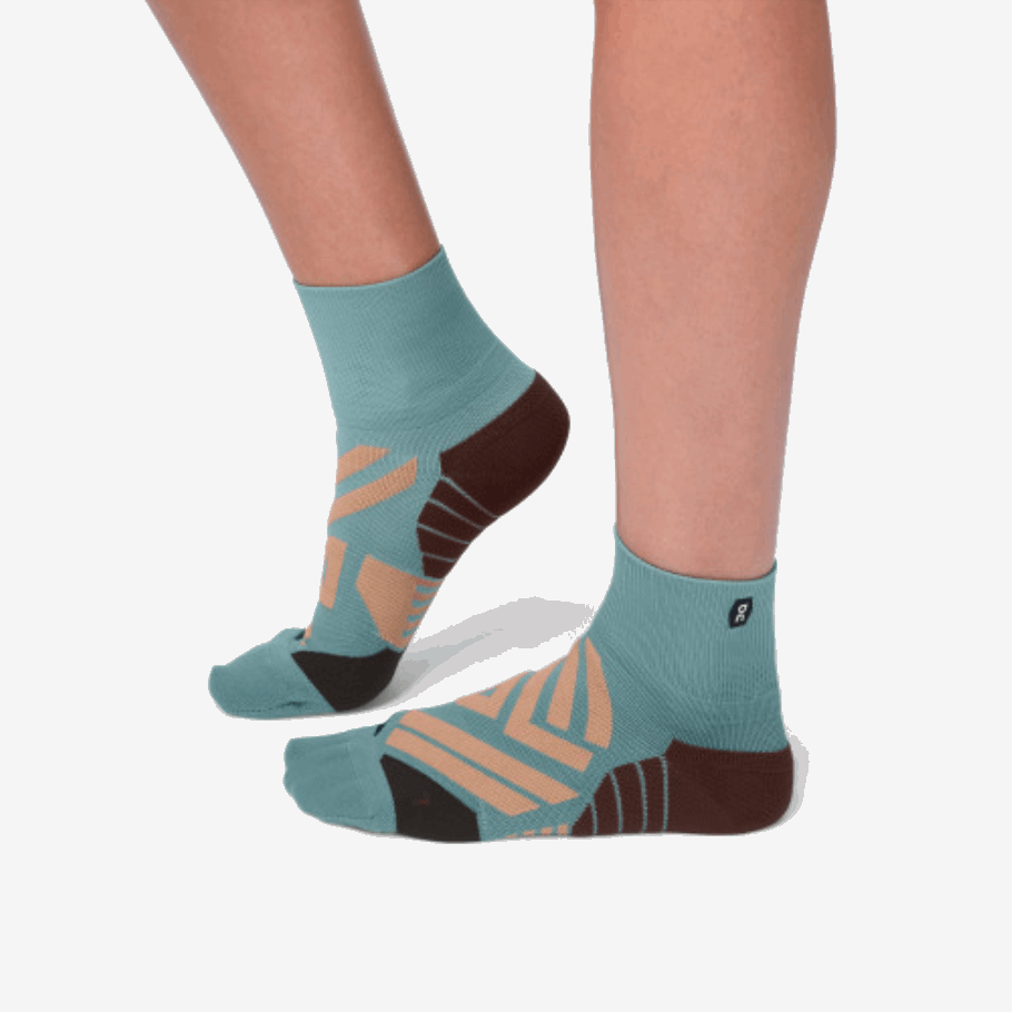 ランニング中のシーローズブラウンミッドソックス