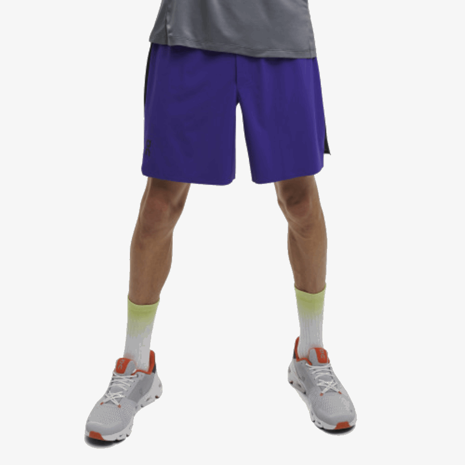 ランニング時のトワイライトブラックの軽量ショーツ