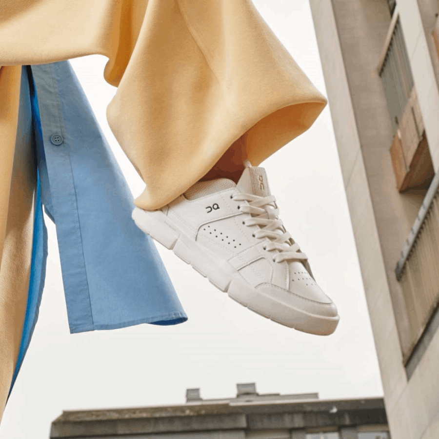 ロジャークラブハウスを真っ白に走らせるファッション