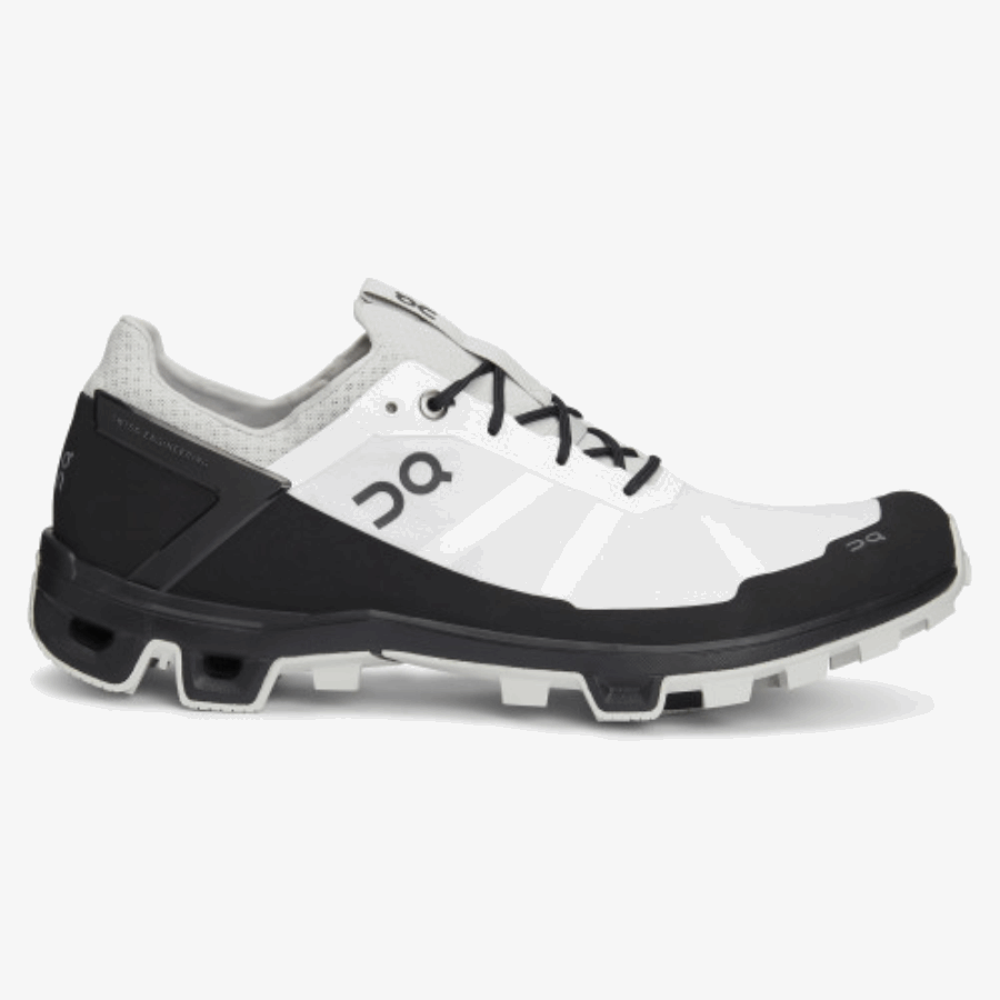 実行中のクラウドベンチャー ピークの男性白黒