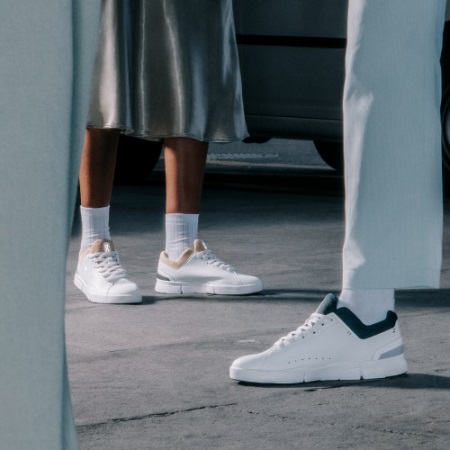 白い砂を走るロジャーアドバンテージ