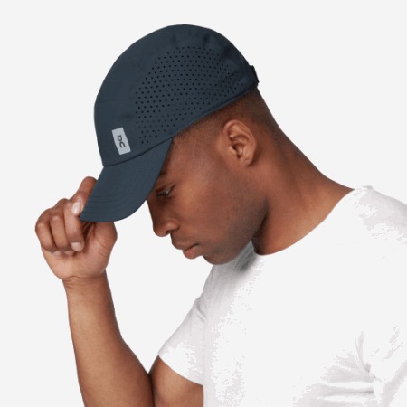 ランニングネイビーの軽量キャップ