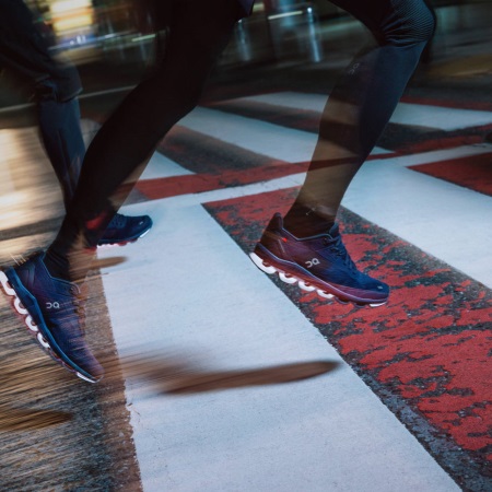 実行中の Cloudace ミッドナイトネイビー